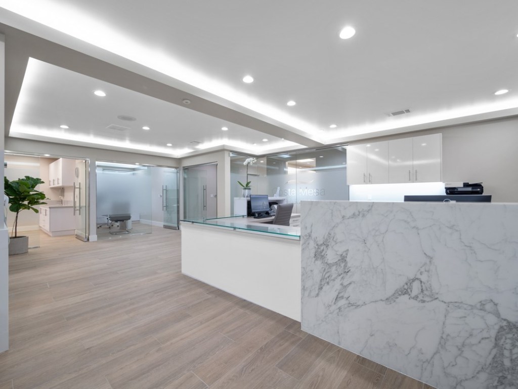 {PRACTICE_NAME} front desk area #2